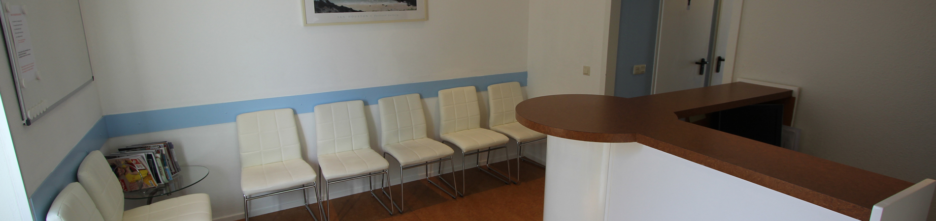 Wachtkamer van Tandartspraktijk Stedenwijk met witte stoelen en een rustige sfeer